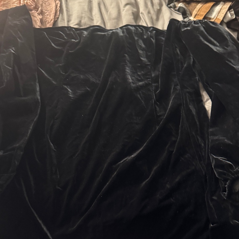 PrettyLittleThing Black Velvet Midi Dress